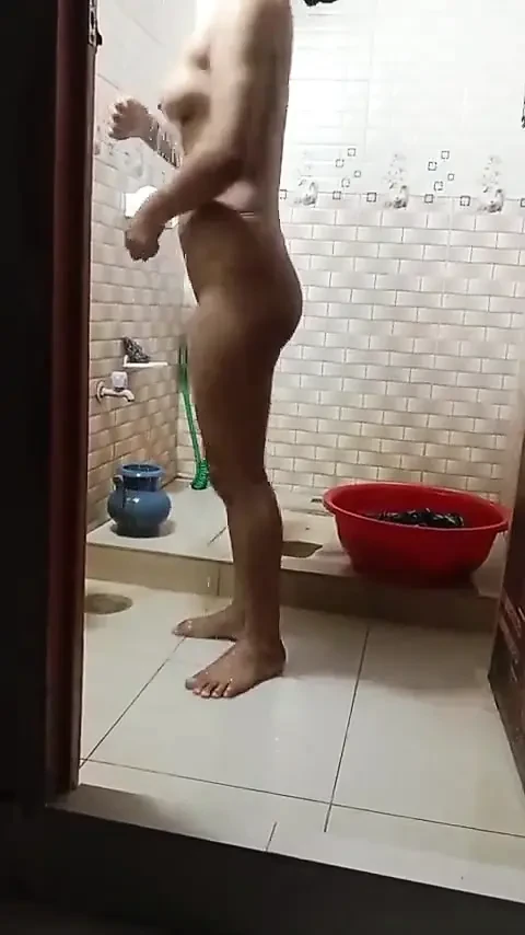 Desi女孩洗澡时间