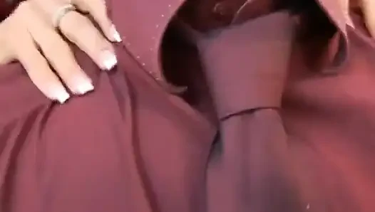 Büyük memeler iş yerinde - Cindy'nin patronu sıkı amcığını seviyor ve masaj yapıyor