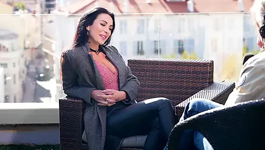 Esmer MILF komşularla yatıyor