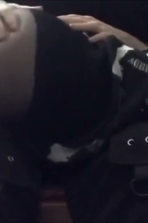 Ailem evde yokken üvey erkek kardeşim beni sikiyor.