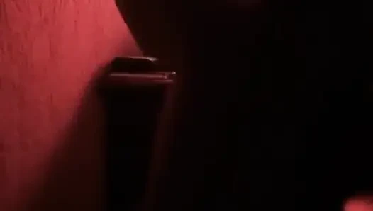 Интенсивный романский секс в красной комнате приводит к кримпаю