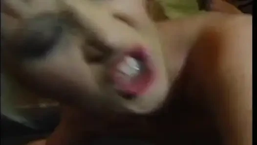 İki güzel sarışın orta yaşlı seksi kadın götten sikiliyor ve büyük bir yarakla boşalıyor