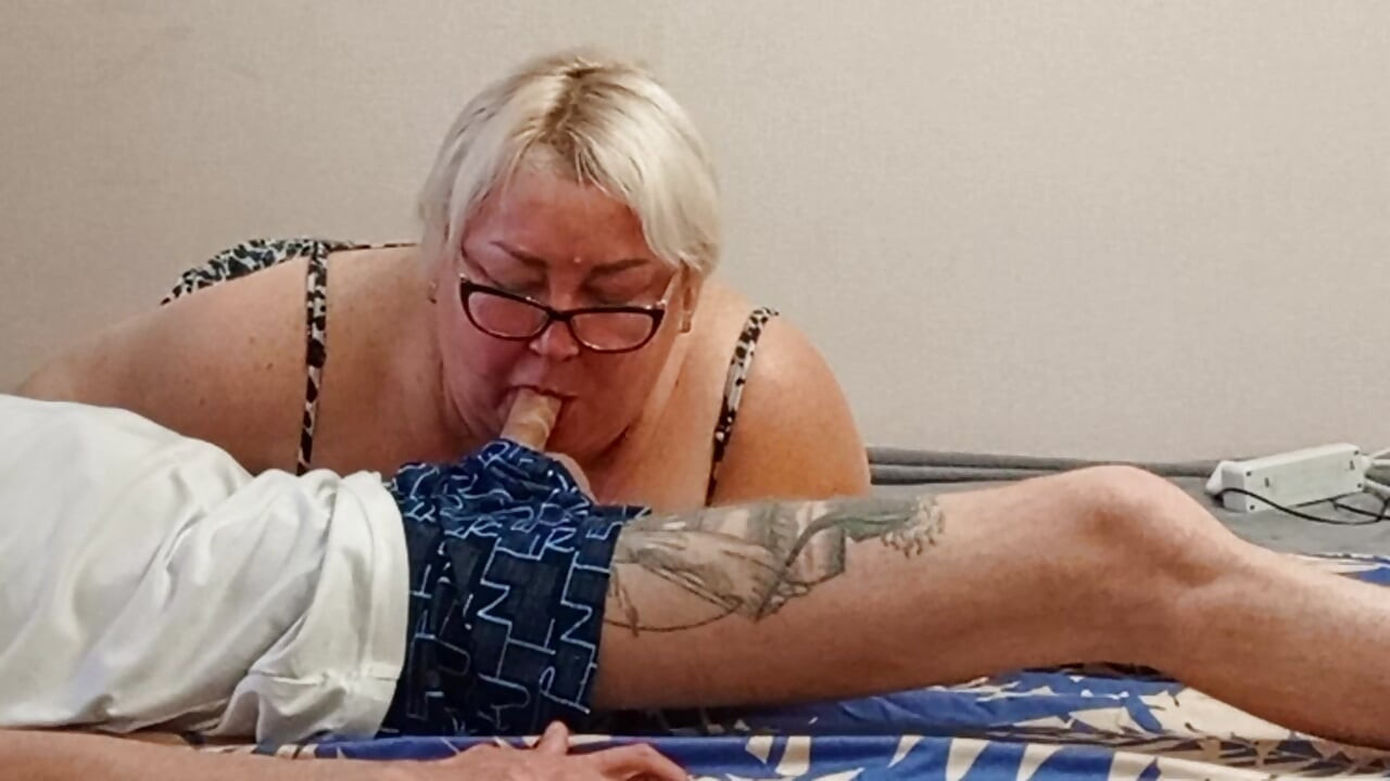 Χύνω από μια βαθιά πίπα στο στόμα του γείτονά μου