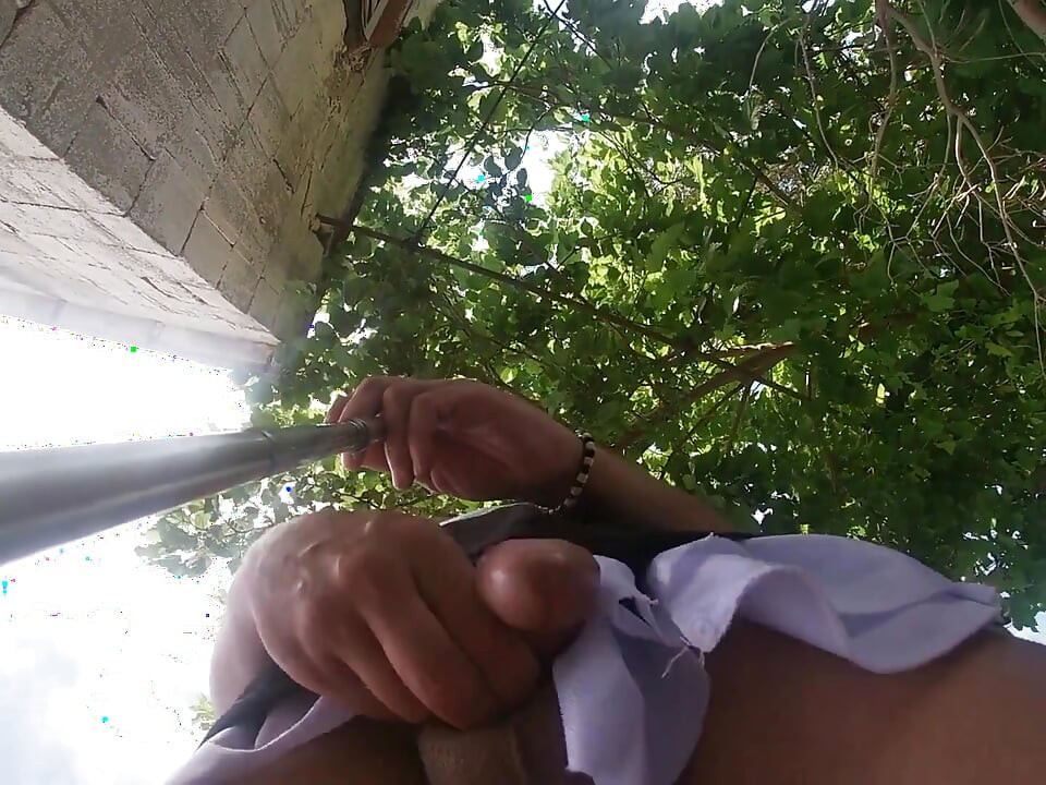 Kamyoncuların yarağıma baktıklarını öğreniyorum ve sonunda yolun ortasında mastürbasyon yapıyorum