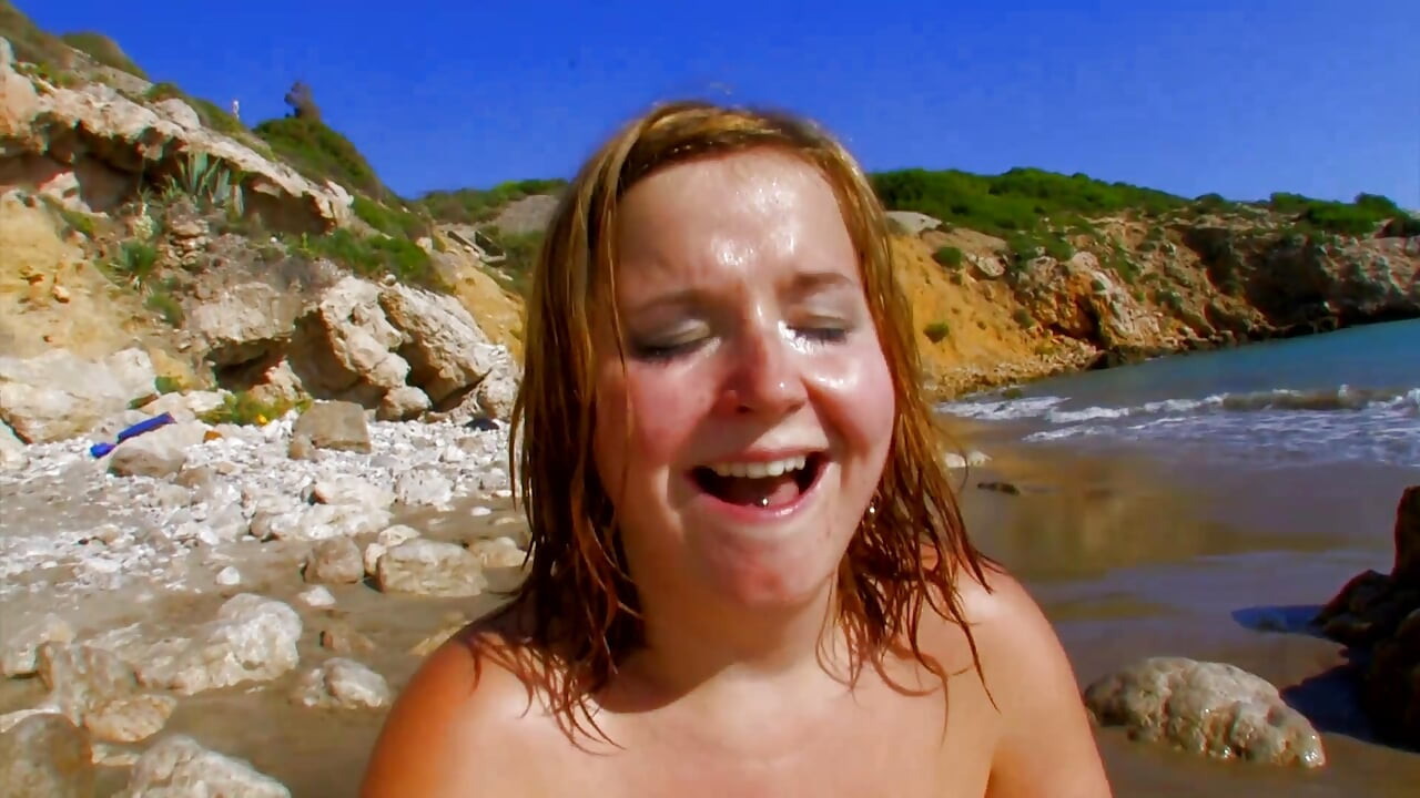 Gordita milf follada duro en la playa