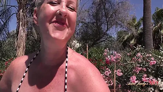 Treffen der heißen reifen MILF Maggie Moon am Hotelpool