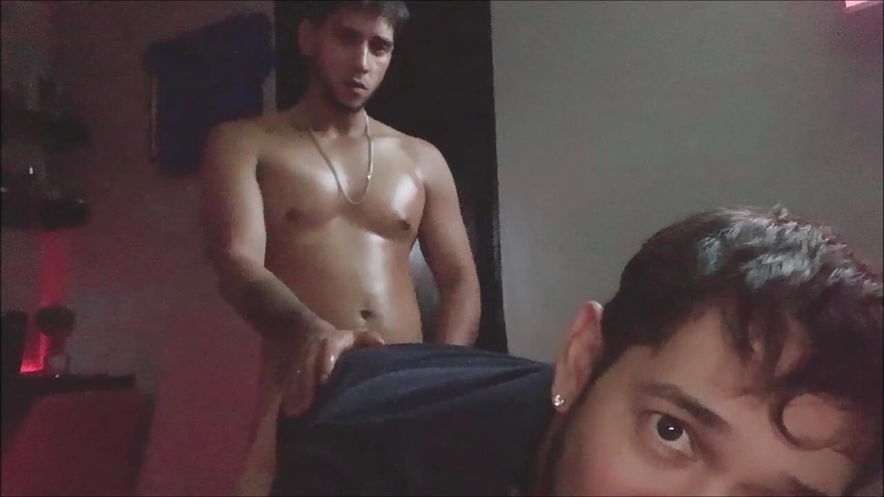 Torta di manzo etero mi scopa senza preservativo e viene sul mio culo peloso