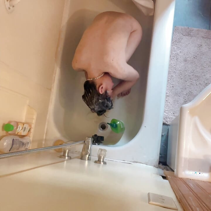 CLEAN HAIR BEFORE SHOWER