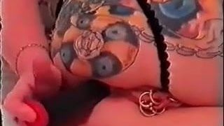 Mis piercings sexy perforados madura con anillos en el coño y tatuaje