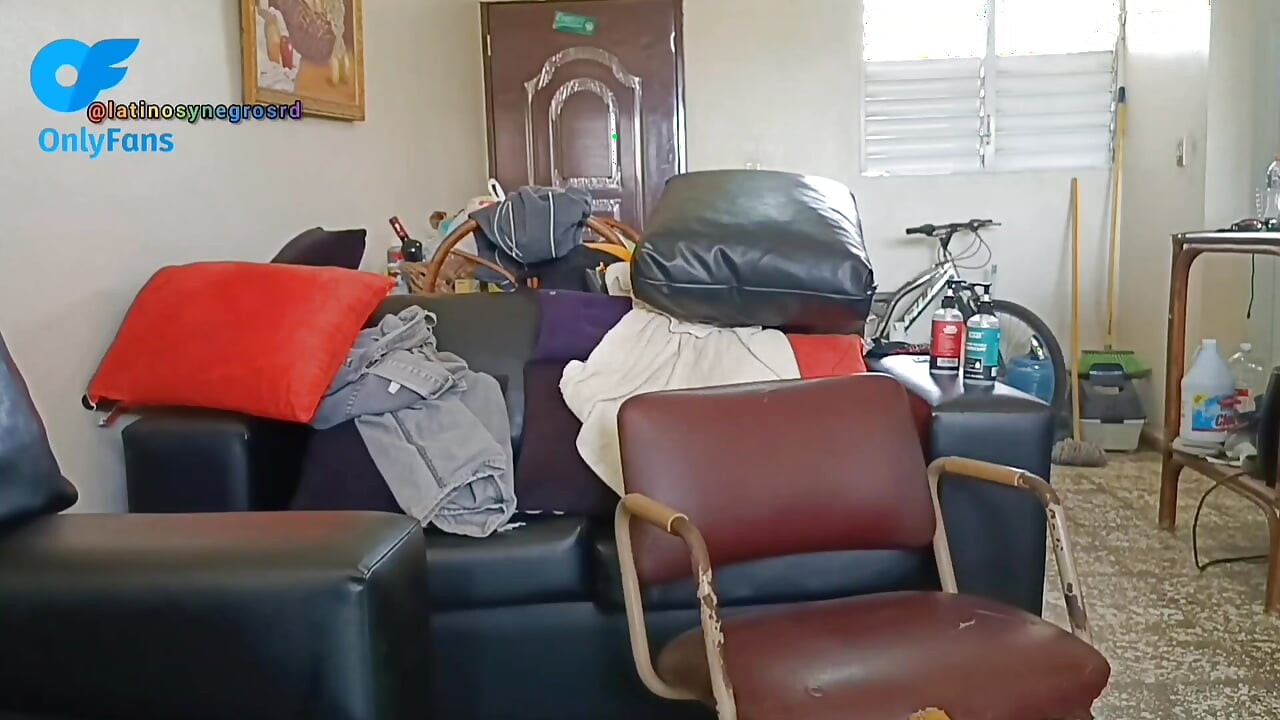 Segunda parte eu sentado com meu cu em cima do pau enorme, grosso e preto do meu vizinho.