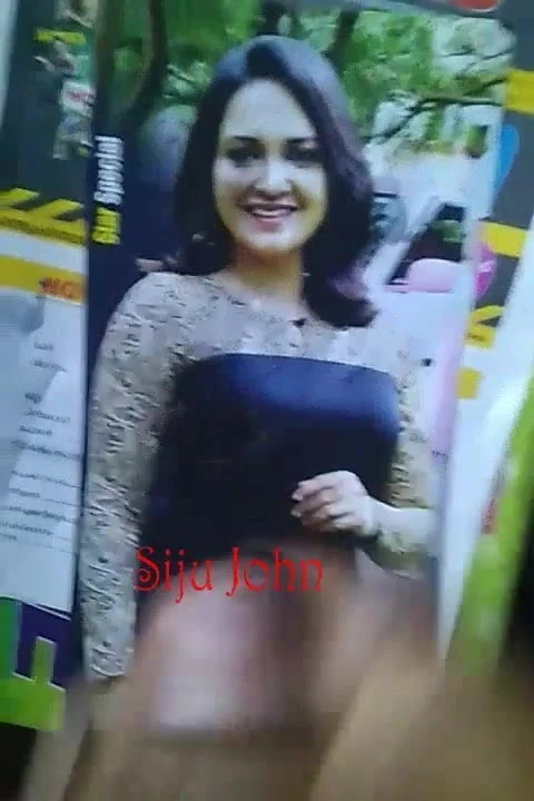 Lena meludah dan pancut penghormatan