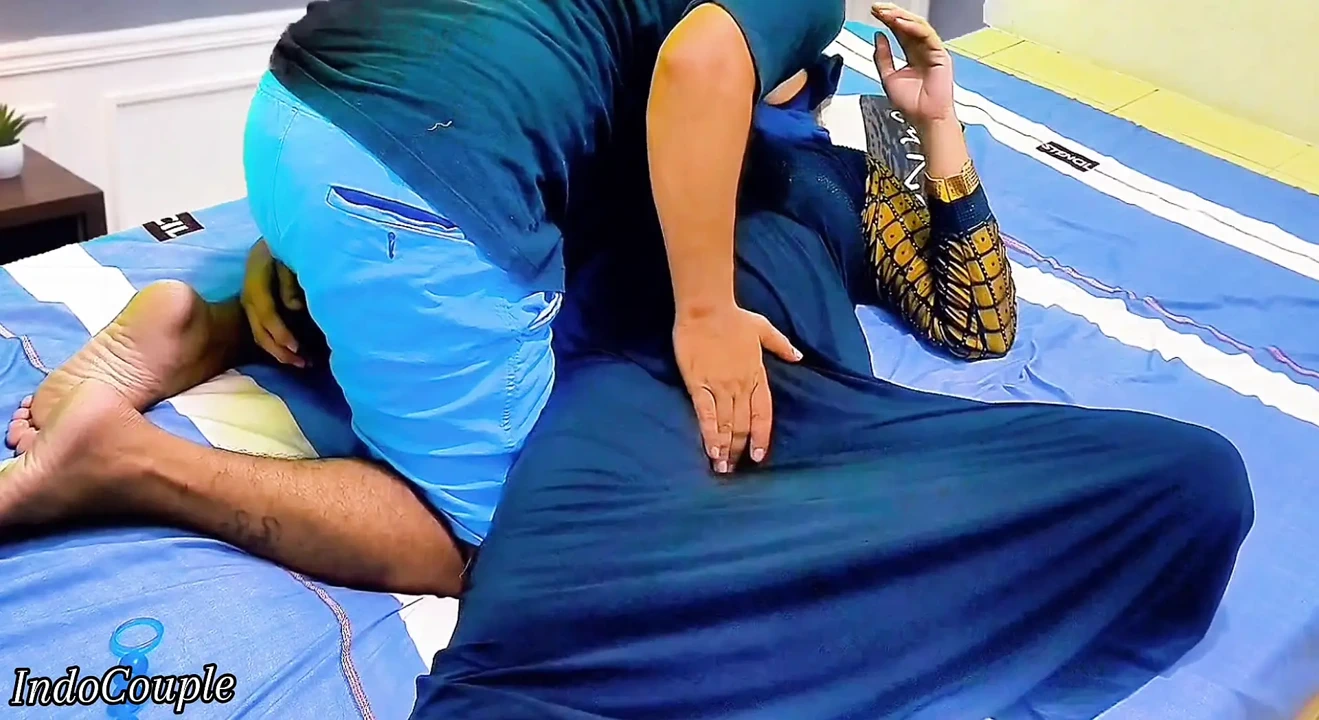 头巾女孩给她看，但继姐选错了洞。