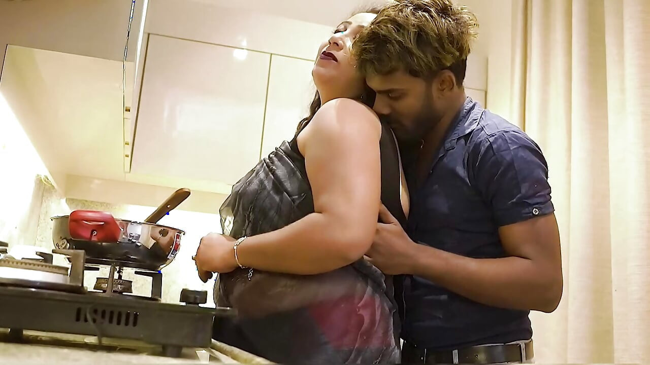 Sauteli maa ko kitchen me aake piche se pel diya
