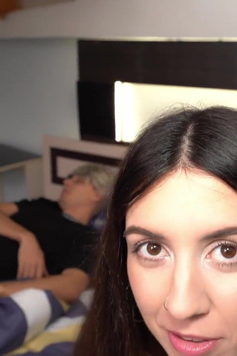 Meu padrasto está descansando depois de pescar e teremos que foder na mesma cama - sexo arriscado