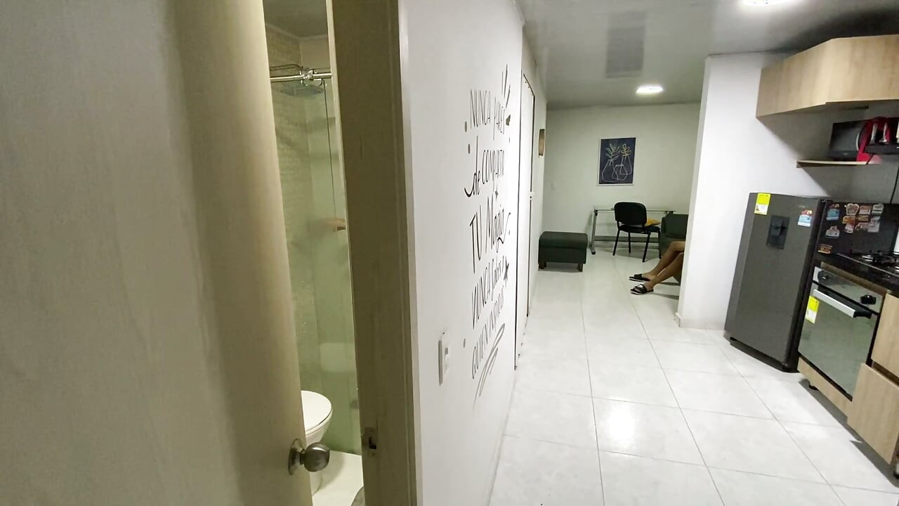 Sexet tynd pige bliver kneppet i brusebadet, indtil hun får orgasme med en kæmpe pik