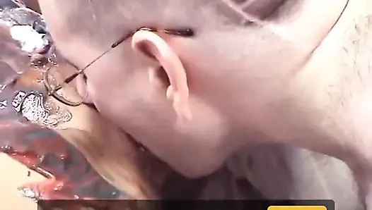 Seksi sarışın komşusu tarafından sikiliyor ve yenilebilir boyayla bulaşıyor