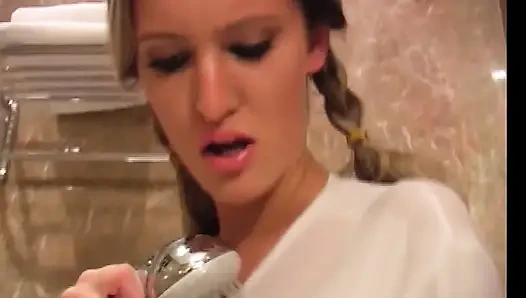 Islak tişörtün altında şeffaf göğüsler