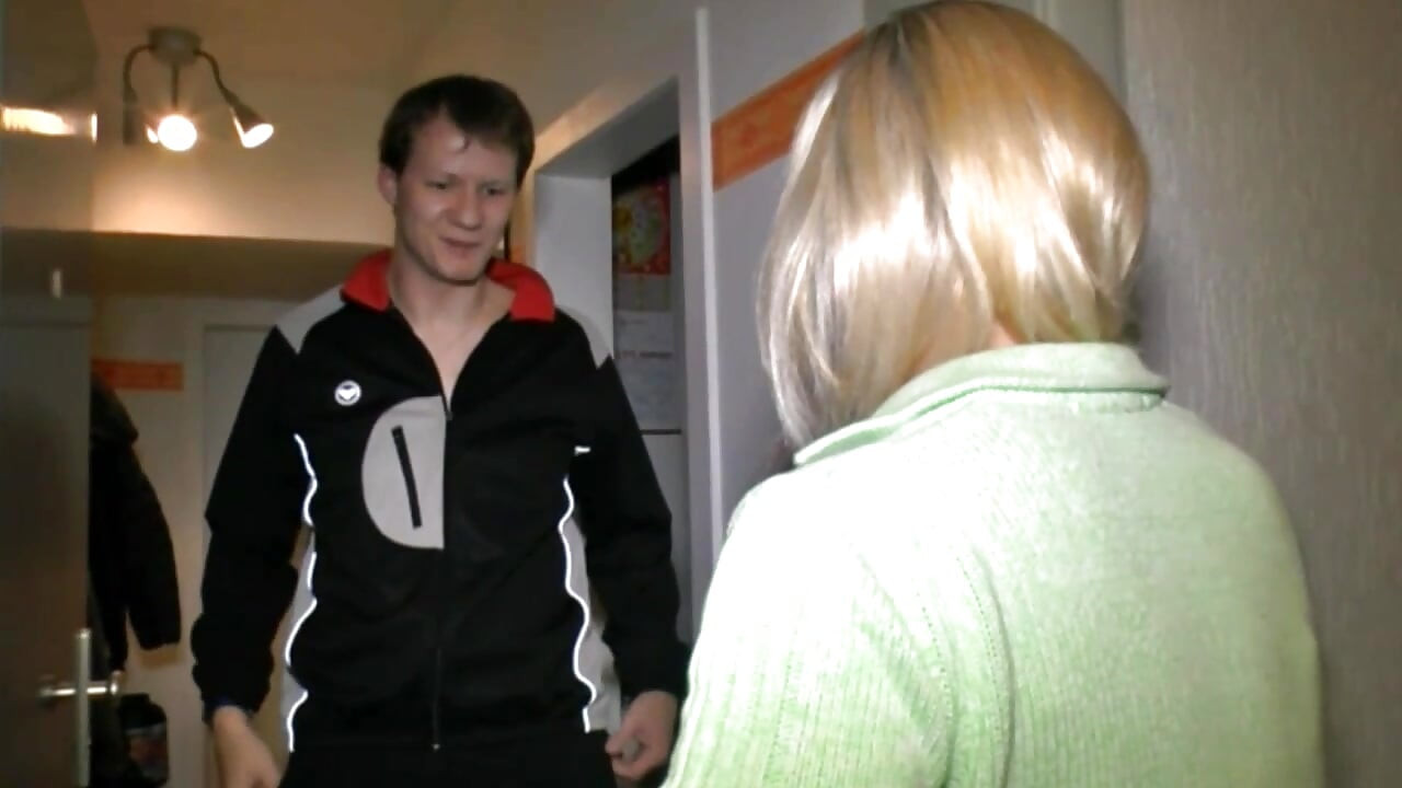 Geiles paar fickt zu hause hart auf der couch
