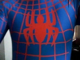 Blauer Spiderman zeigt Schwanz