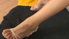 Une transsexuelle brune sexy tire sur sa bite raide