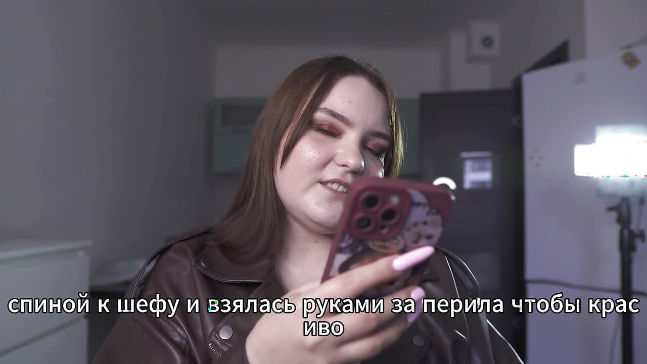 História pornô - A esposa do tenente deitou-se alegremente sob o Chefe (russo, boquete, sexo duro, corno)