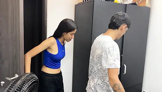 Persetubuhan kuat dengan orang asing dari jejaring sosial berakhir dengan mani muncrat yang kuat di dalam memekku.