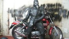 Leder und Gummi maskierten Motorrad wichsen