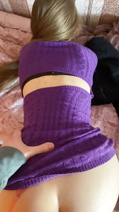 Sex mit einer schönheit in einem lila kleid zu haben