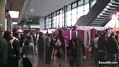 Deutscher Pornostar fickt Fan direkt auf der Venus Messe