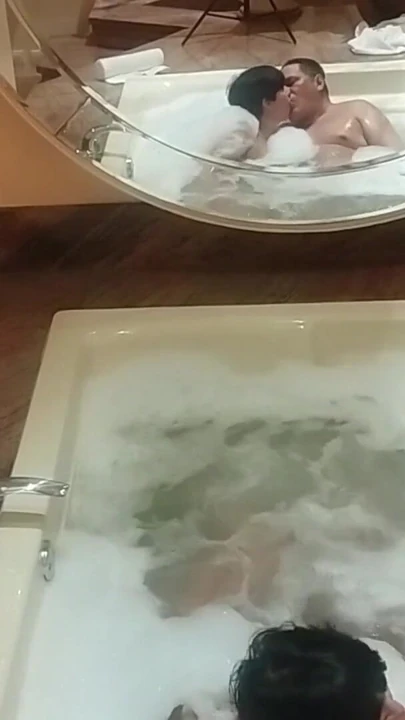 Stunning moment from "Romantic Date With My Wife"