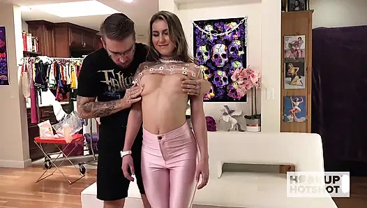 Шаловливая Paige Owens сквиртует, когда Брайан трахает пальцами ее щель!