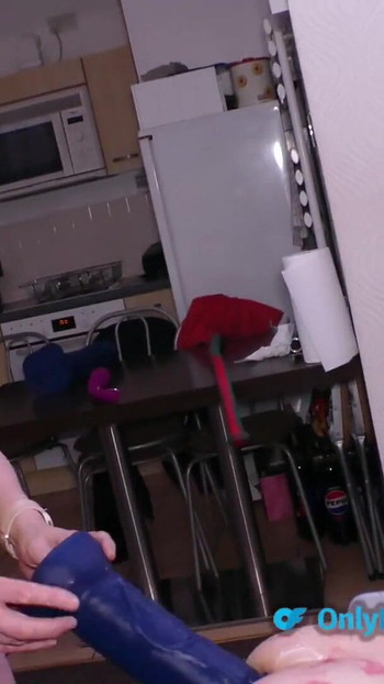 Spektakularan trenutak iz "Ekstremnog Dildo Pegging and Fisting My Boy Toys Ass"