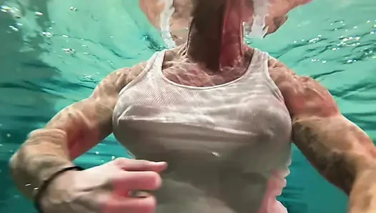 Amazone kandy biegt ihren massiven bizeps in ihrem hotelpool