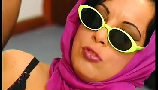 Seksi çoraplı çarpıcı esmer yarak emiyor ve sikiliyor