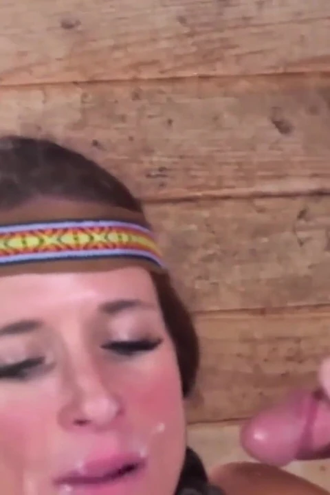 Pocahontas MILFA Sofie Marie puši i jaše ogroman tvrdi kurac