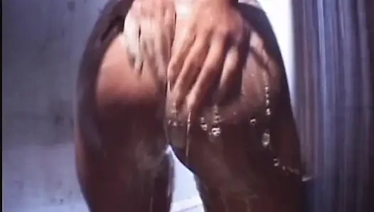 Black French Babe with Big Booty Dancing