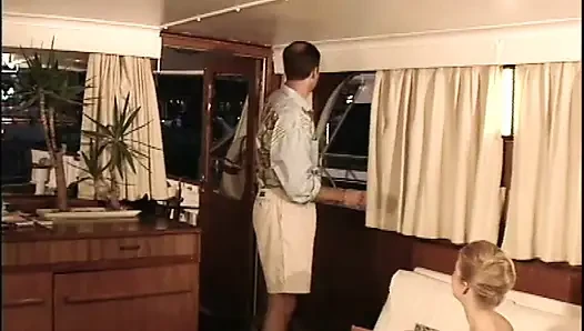 Тройничок на лодке с двумя горячими шлюшками