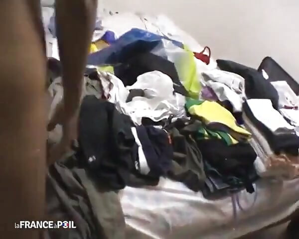 Um pervertido fodeu uma cadela suja e cuspiu na bunda dela