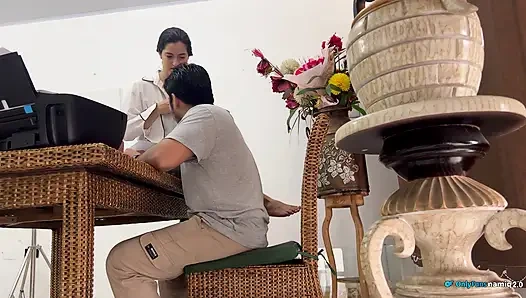 Die sekretärin verführt mich und ich stimme zu, diesem perfekten arsch einen guten fick zu geben!