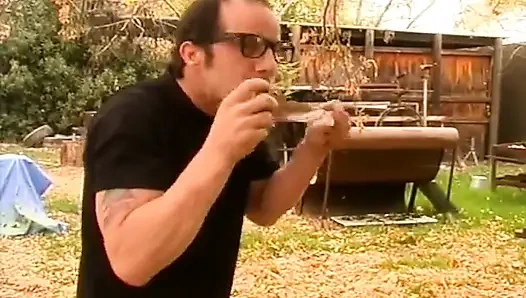 Лизание сисек на улице в тройничке - киска широко раздвинута