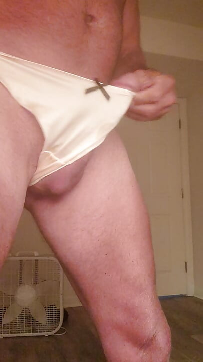 Naglalaro sa satin thongs ko hanggang sa labasan ako.