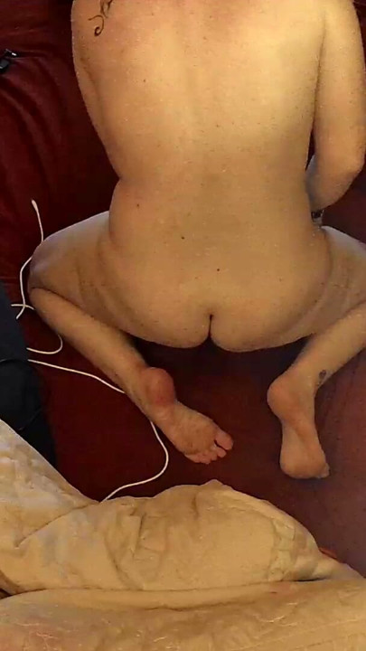 Fanget mens jeg ser porno og lader min mand se mig onanere | Klip 1