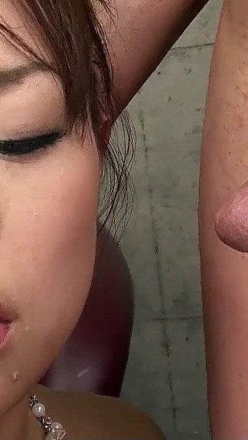Kihagyhatatlan pillanat az "Intenzív többszörös orgazmus és bukkake csoportos szex japán milfnek" című filmből