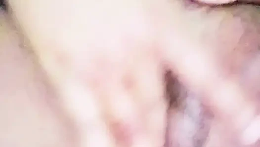 Amcığımı zar zor sikiyorum.