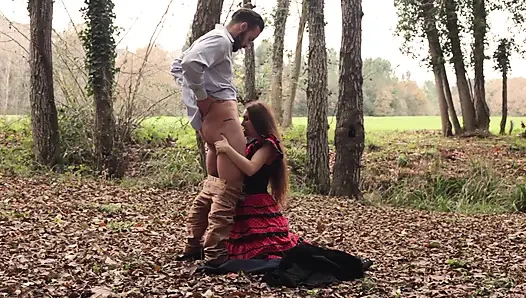 Cewek dengan rok polka dot dientot habis-habisan di hutan