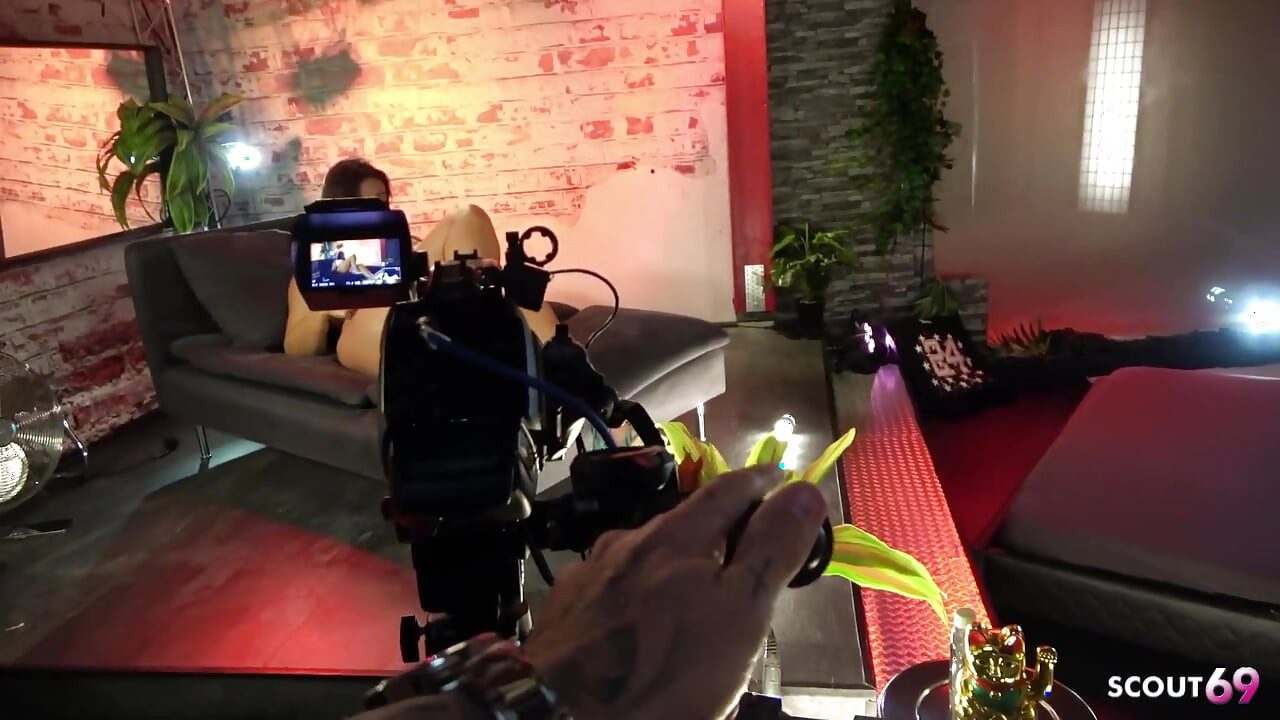 첫 모델 직장에서 빨기 위해 유혹하는 독일의 매력적인 거유 십대 Sofia