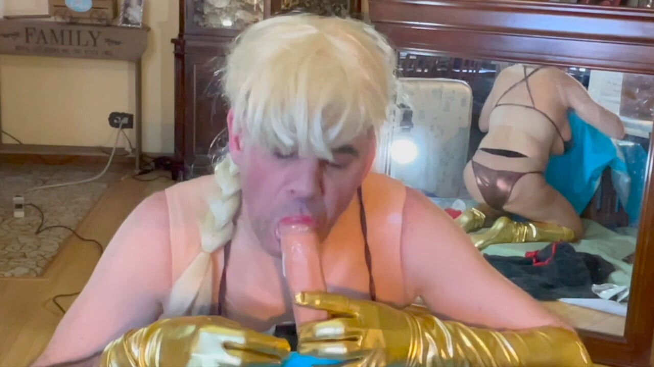 Blondi transsukupuolinen hottie tissivit dildoa maukkaaseen lataukseen.