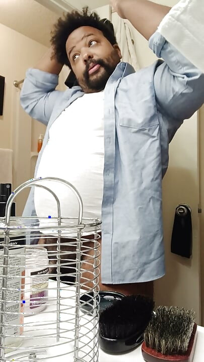Papi grueso se masturba mientras se prepara para el trabajo