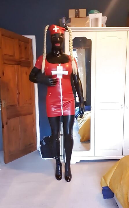 Anda tampaknya memiliki suhu. Fetish perawat lateks.