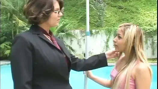 Lezbiyen yaramaz orta yaşlı seksi kadın minyon bir genç kızı izlerken heyecanlanıyor ve onu sürtük gibi sikiyor